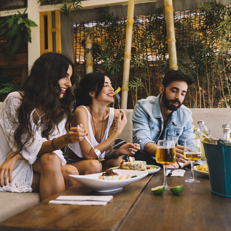 amigos-felices-restaurante