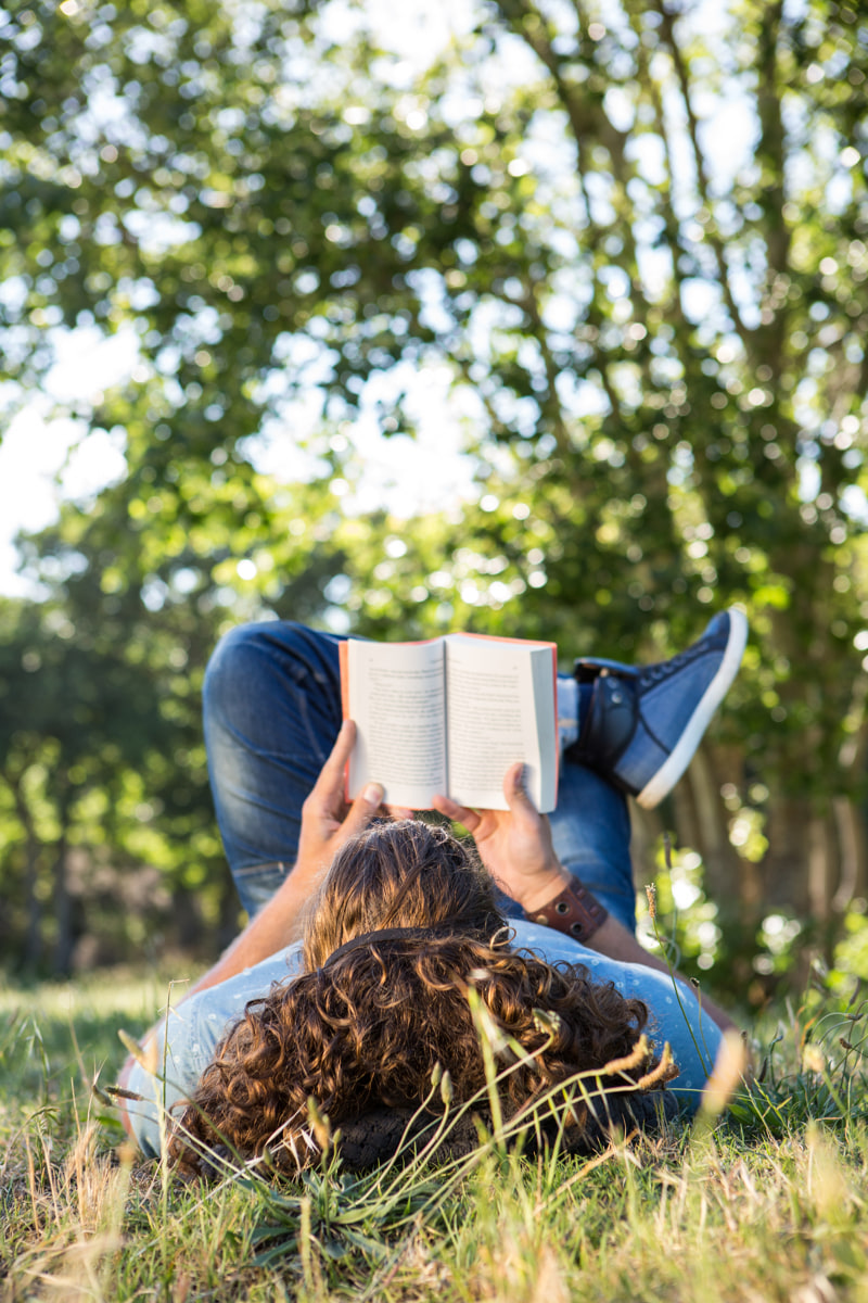 libro-lectura-hombre-joven-parque