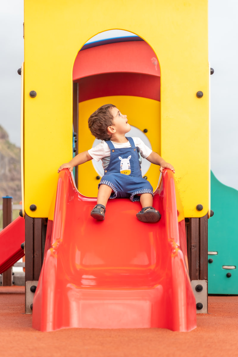 nino-ano-jugando-parque-infantil-divirtiendose-parque-verano-adaptado-bebes